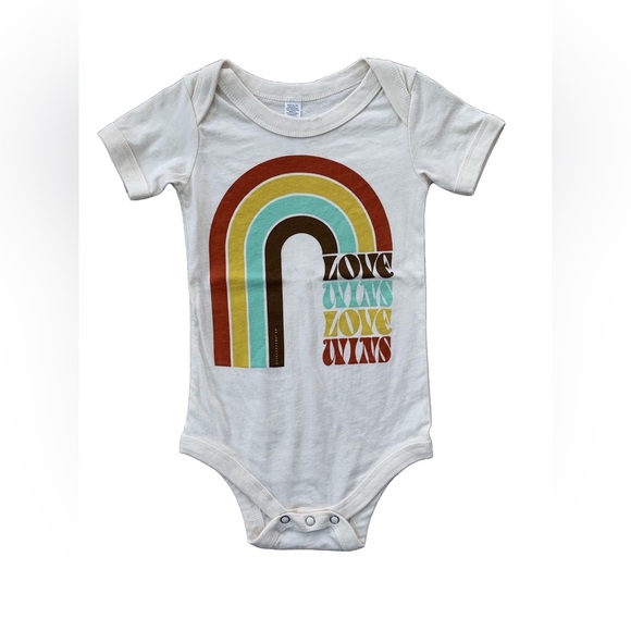 Rivet Apparel Size 12-18 Months Love Wins Bodysuit - Picture 1 of 4
